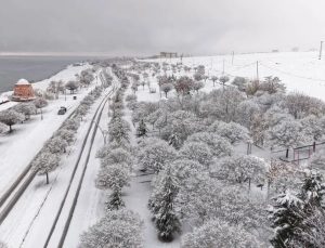 VAN’DA YAĞMUR KAR’A DÖNDÜ: TRAFİKTE AKSAMALAR YAŞANDI