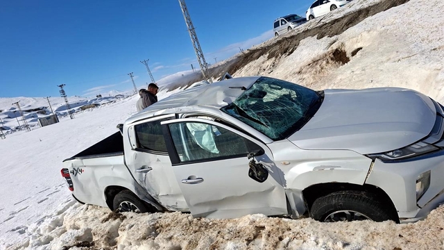 Van Çaldıran’da Kamyonet Şarampole Yuvarlandı: 3 Kişi Yaralandı