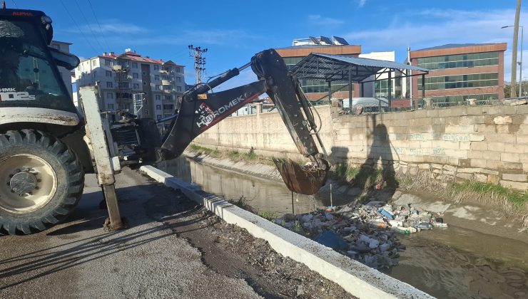 İpekyolu’nda Şamran Kanalı Temizlendi: Yaklaşık 1 Kamyon Atık Çıkarıldı