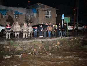 Van Bahçesaray’da Ani Yağış Sonrası Taşkın: Yetkililer Sahada, Önleyici Çalışmalar Başladı