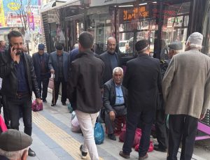 Ezberciler İş Merkezi Önündeki Otobüs Durakları Tepki Çekiyor: Esnaf ve Vatandaşlardan Taşınma Talebi