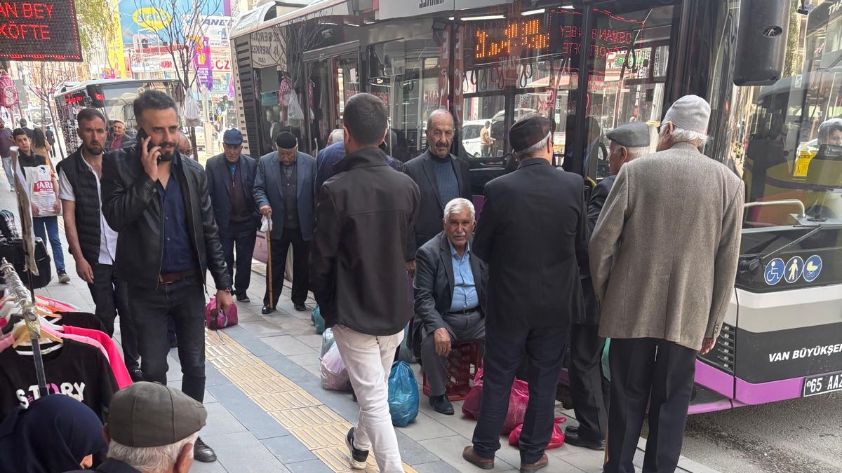 Ezberciler İş Merkezi Önündeki Otobüs Durakları Tepki Çekiyor: Esnaf ve Vatandaşlardan Taşınma Talebi